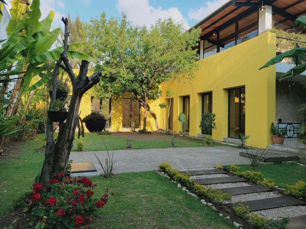 Taman di luar Jardines de Luz