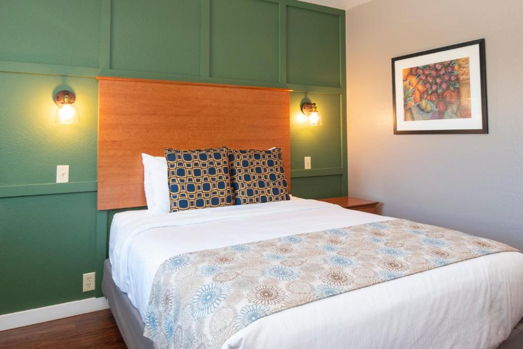 Postel nebo postele na pokoji v ubytování Nordic Inn and Suites