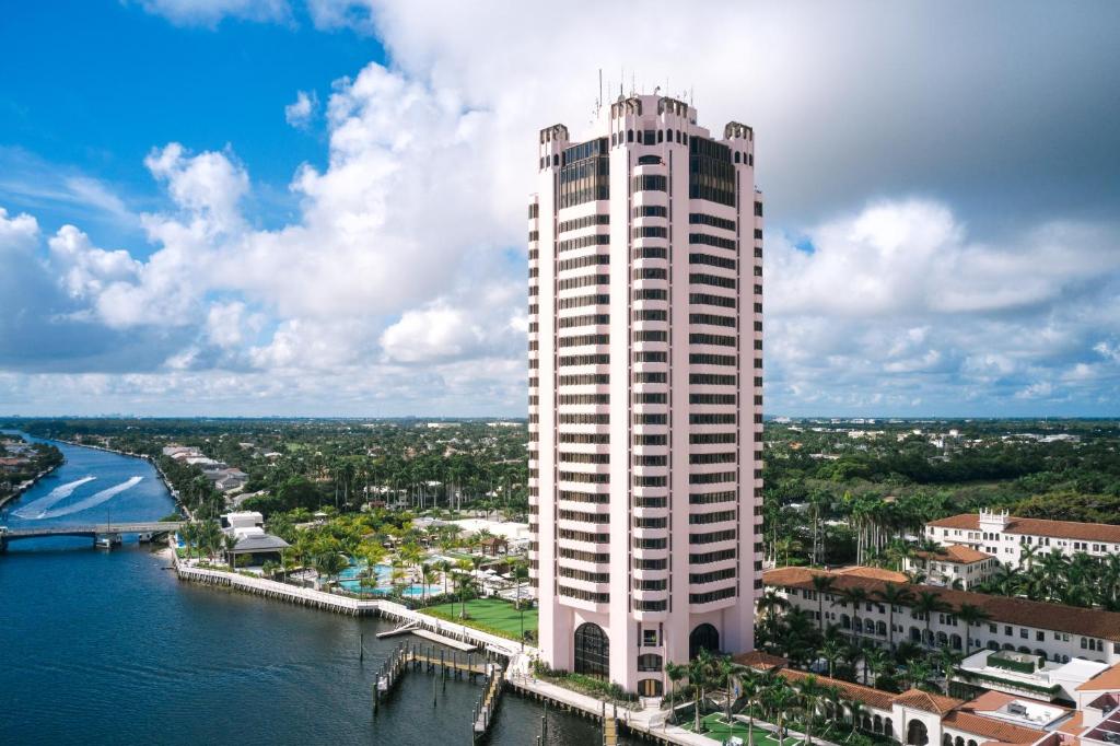 Tower at The Boca Raton في بوكا راتون: مبنى ابيض طويل بجانب اجزاء من الماء