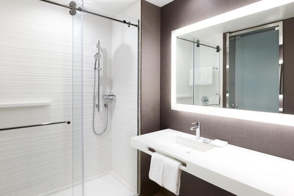 Um banheiro em AC Hotel by Marriott Miami Airport West/Doral