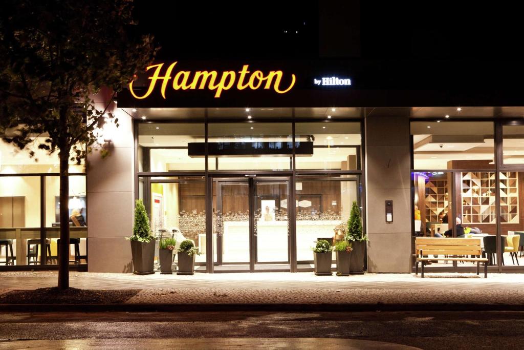 ベルリンにあるHampton By Hilton Berlin City East Side Galleryの表札のある店