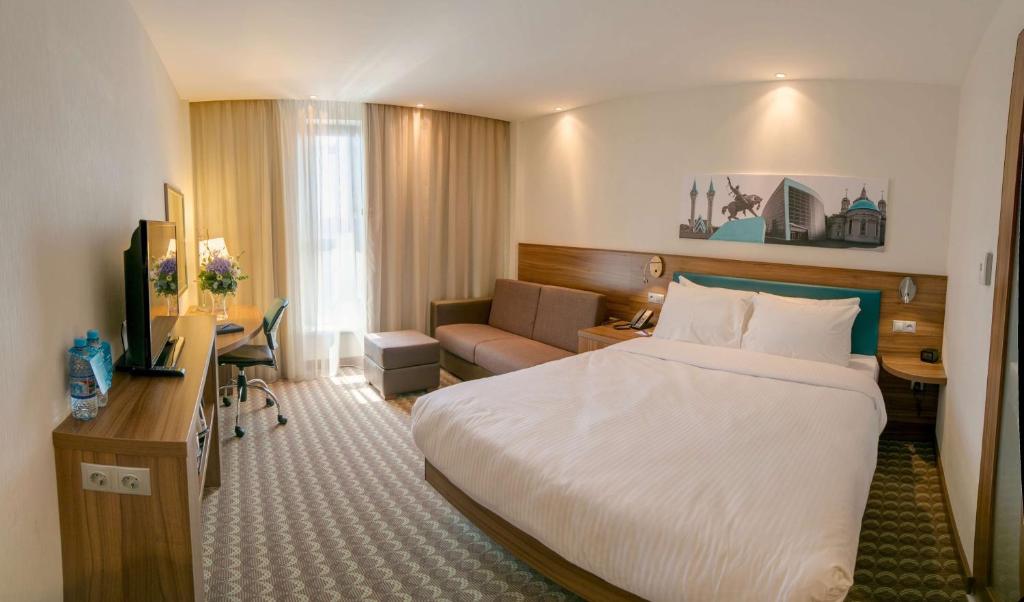 Hampton by Hilton Ufa - Habitación De La Reina Con Sofá Cama