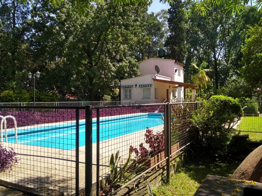 dom z basenem za ogrodzeniem w obiekcie Casas Río Molle w mieście Yerba Buena