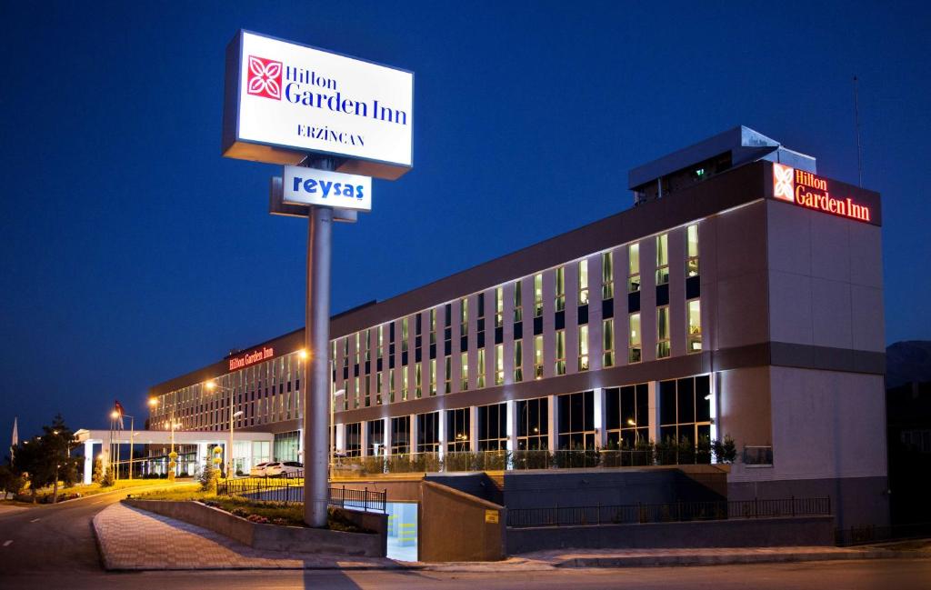 un bâtiment avec un panneau devant lui dans l'établissement Hilton Garden Inn Erzincan, à Erzincan