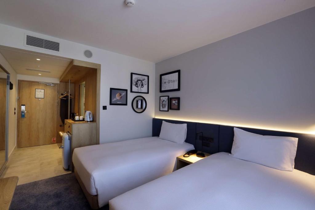 Postel nebo postele na pokoji v ubytování Hampton By Hilton Olsztyn