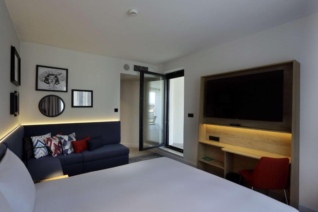 TV a/nebo společenská místnost v ubytování Hampton By Hilton Olsztyn