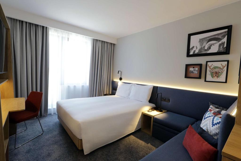 Postel nebo postele na pokoji v ubytování Hampton By Hilton Olsztyn