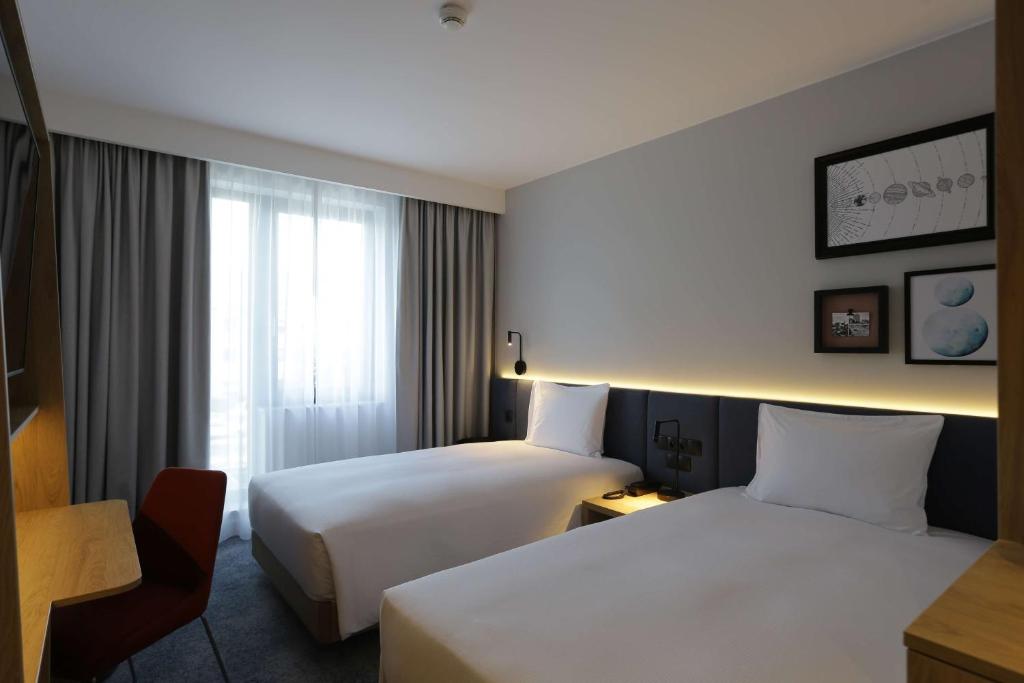 Postel nebo postele na pokoji v ubytování Hampton By Hilton Olsztyn