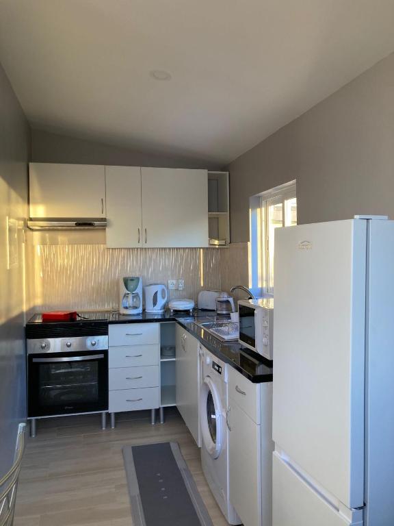 Kuchyň nebo kuchyňský kout v ubytování Faria's House