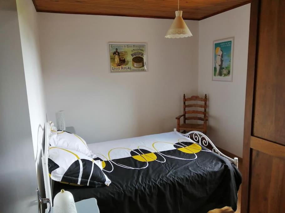 Ένα ή περισσότερα κρεβάτια σε δωμάτιο στο Maison familiale avec jacuzzi