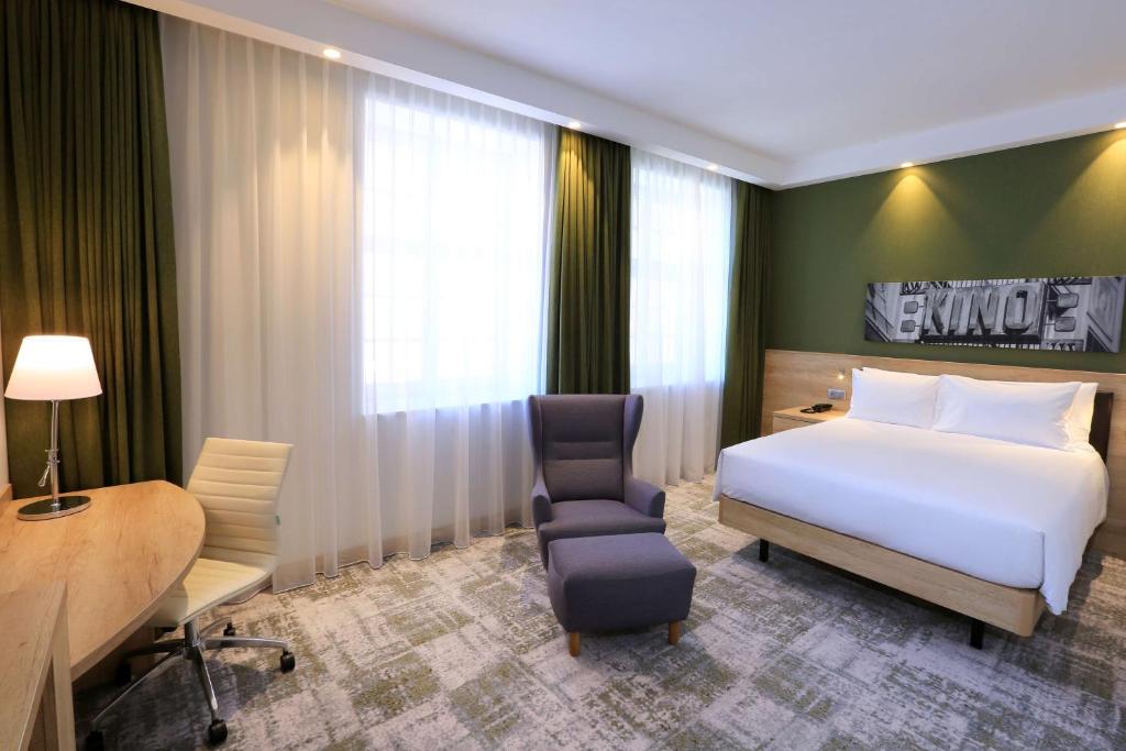 Ein Bett oder Betten in einem Zimmer der Unterkunft Hampton By Hilton Gdansk Old Town
