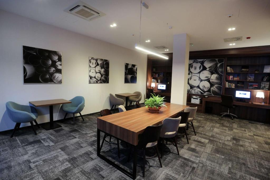 Ein Sitzbereich in der Unterkunft Hampton By Hilton Gdansk Old Town