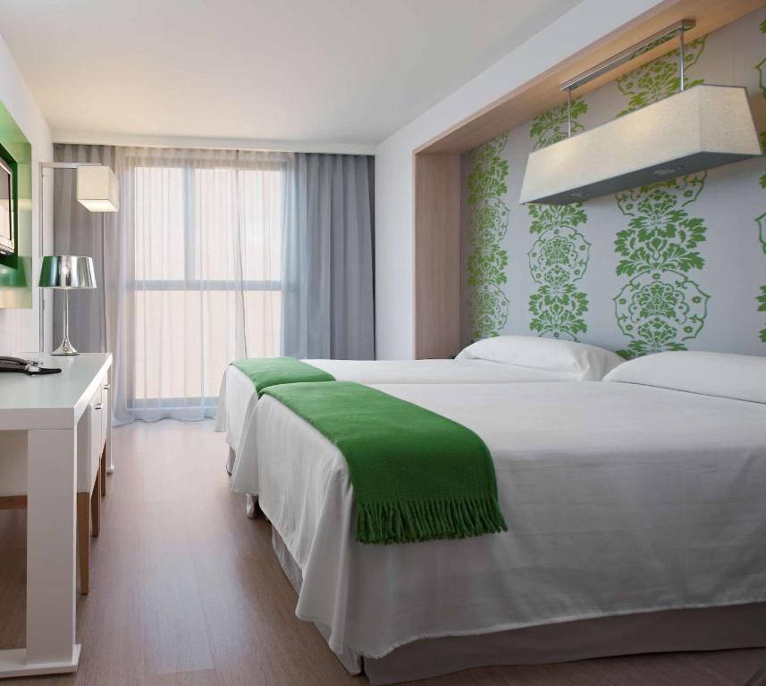 Postel nebo postele na pokoji v ubytování DoubleTree by Hilton Girona