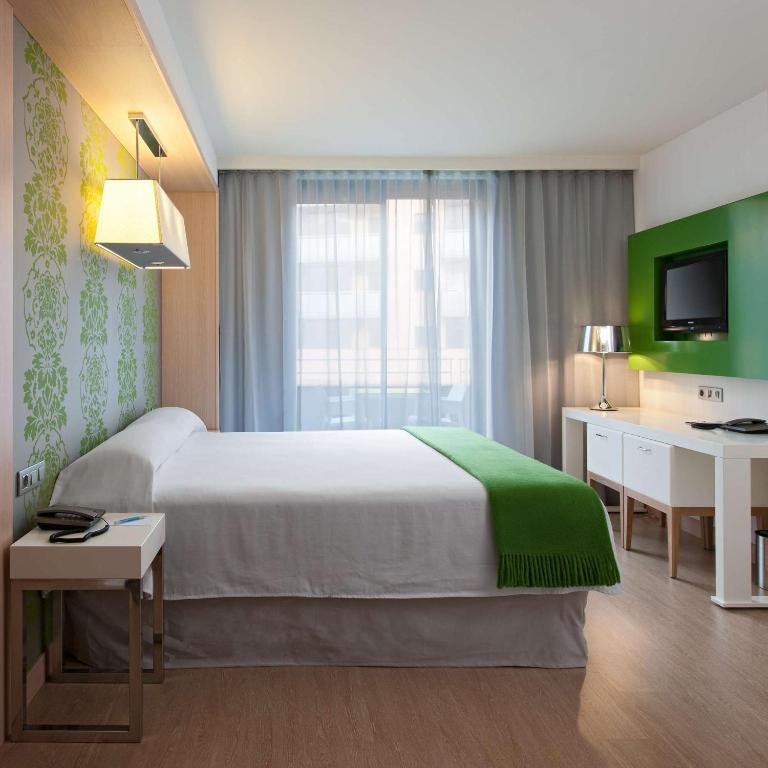 Postel nebo postele na pokoji v ubytování DoubleTree by Hilton Girona