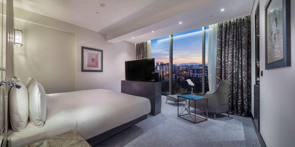 Ένα ή περισσότερα κρεβάτια σε δωμάτιο στο Hilton Podgorica Crna Gora