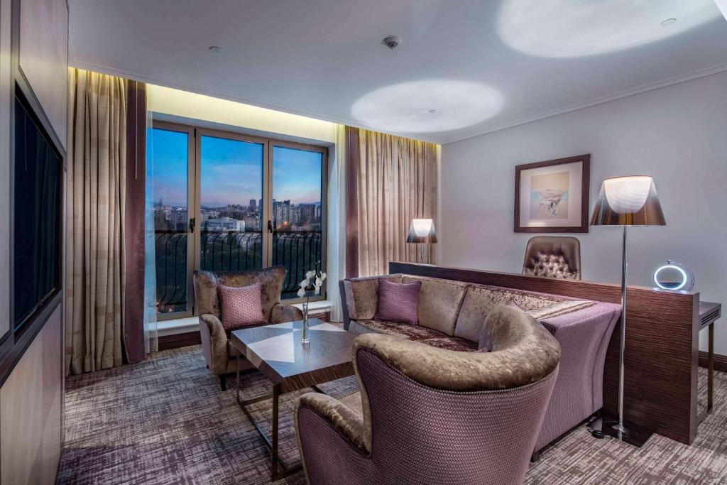 Χώρος καθιστικού στο Hilton Podgorica Crna Gora