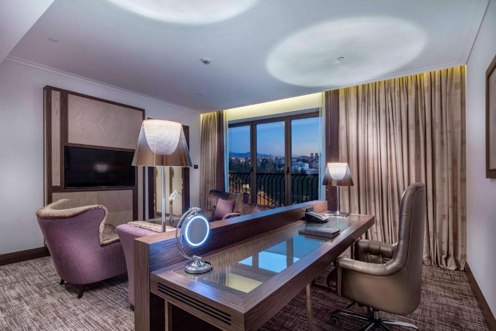 Μια τηλεόραση ή/και κέντρο ψυχαγωγίας στο Hilton Podgorica Crna Gora