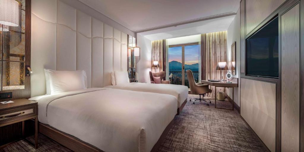 Ένα ή περισσότερα κρεβάτια σε δωμάτιο στο Hilton Podgorica Crna Gora