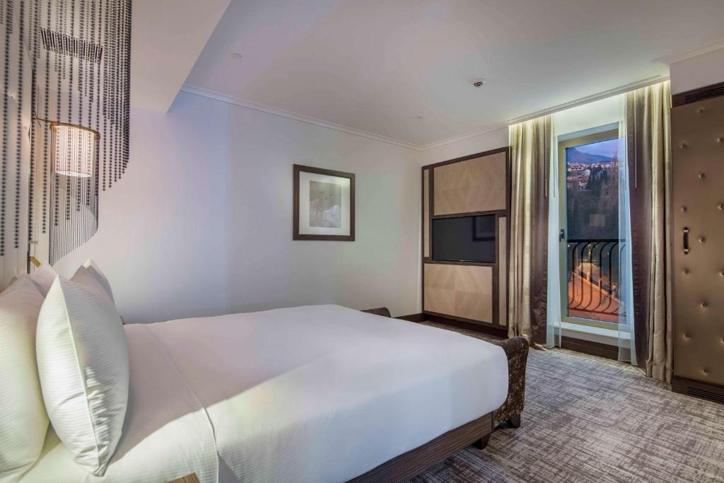 Ένα ή περισσότερα κρεβάτια σε δωμάτιο στο Hilton Podgorica Crna Gora