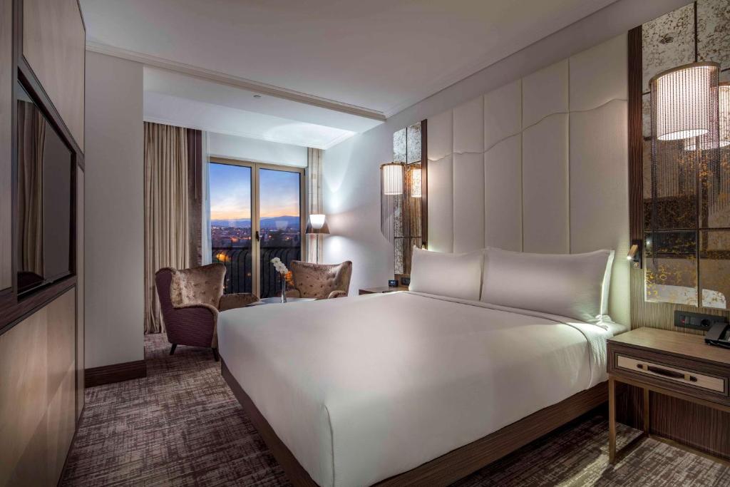 Ένα ή περισσότερα κρεβάτια σε δωμάτιο στο Hilton Podgorica Crna Gora