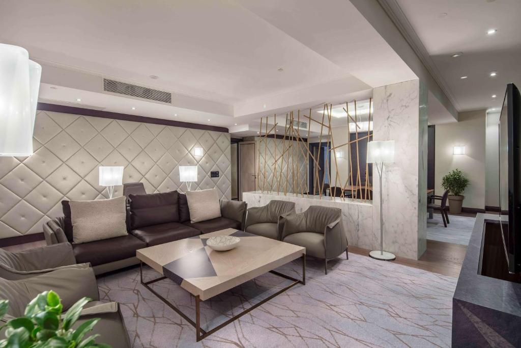 Χώρος καθιστικού στο Hilton Podgorica Crna Gora