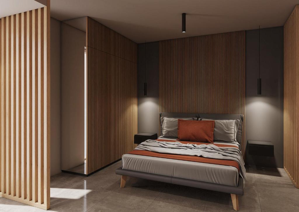 Dormitorio con cama con almohada naranja en La Pergola Suites, en Dossobuono