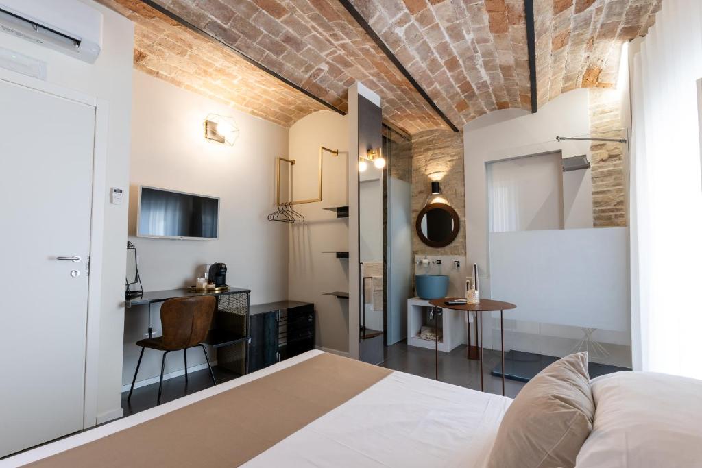 sypialnia z łóżkiem i biurkiem w pokoju w obiekcie Il Timbro - Dimore Diffuse w mieście Vasto