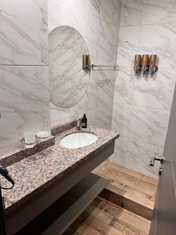 a bathroom with a sink and a mirror at Ayres Apart Hotel in Federal