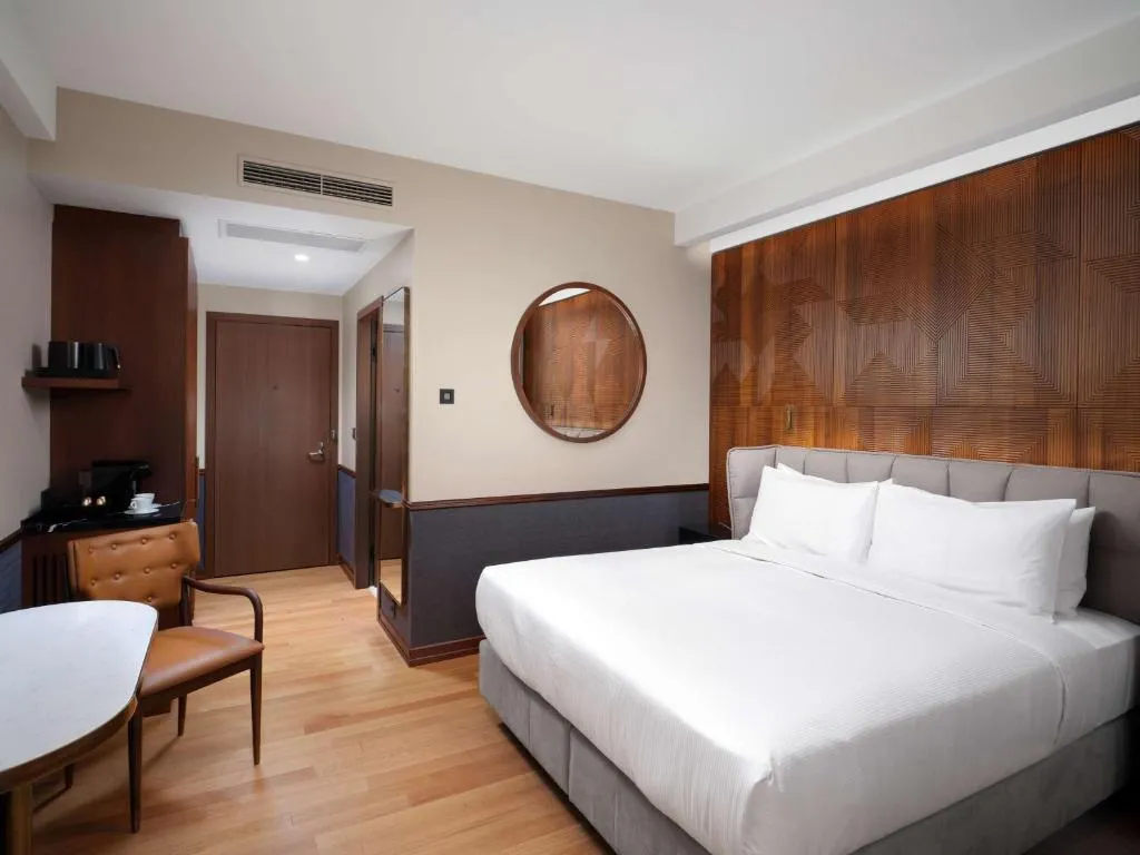 Superior King Room with Parliament Square View