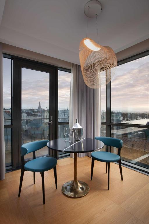 Posezení v ubytování Iceland Parliament Hotel, Curio Collection By Hilton