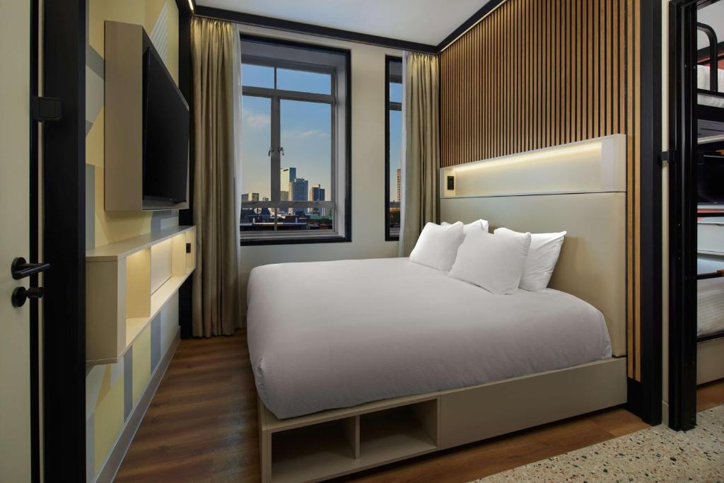 Postel nebo postele na pokoji v ubytování Motto By Hilton Rotterdam Blaak