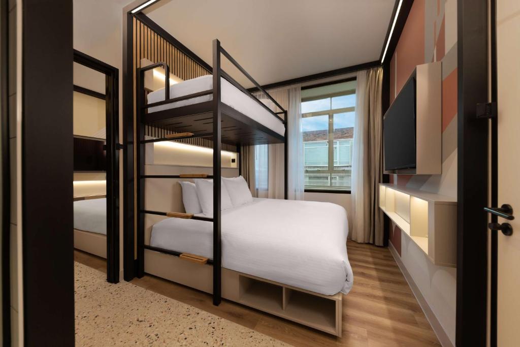 Postel nebo postele na pokoji v ubytování Motto By Hilton Rotterdam Blaak