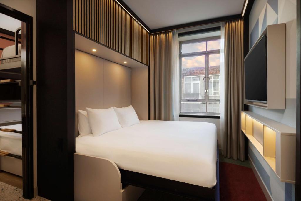 Postel nebo postele na pokoji v ubytování Motto By Hilton Rotterdam Blaak