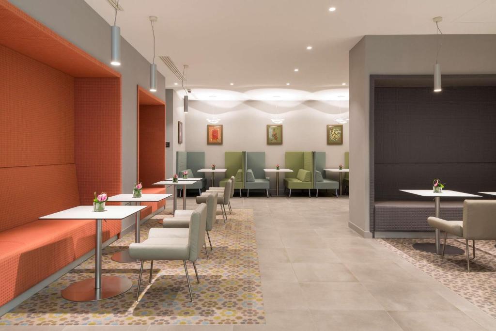 Posezení v ubytování Hampton By Hilton Rome East