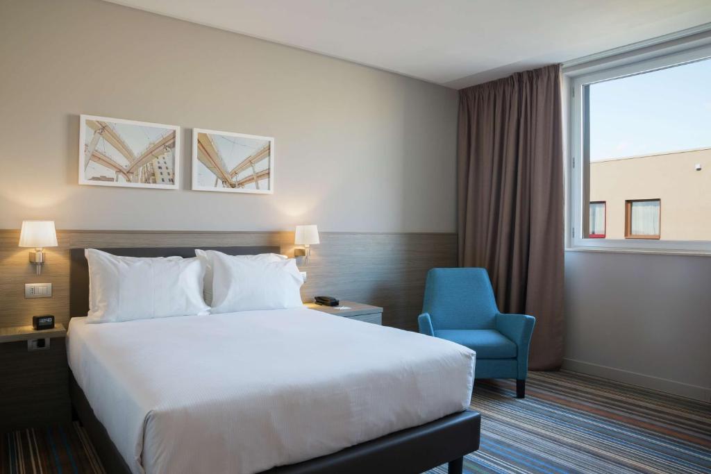 Postel nebo postele na pokoji v ubytování Hampton By Hilton Rome East