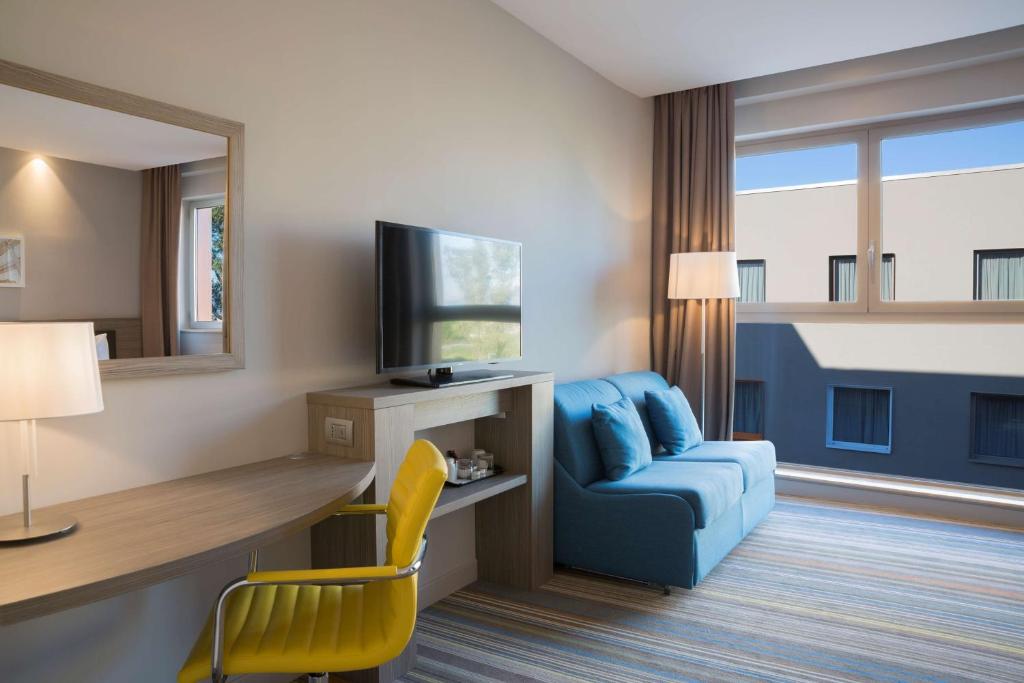 TV a/nebo společenská místnost v ubytování Hampton By Hilton Rome East