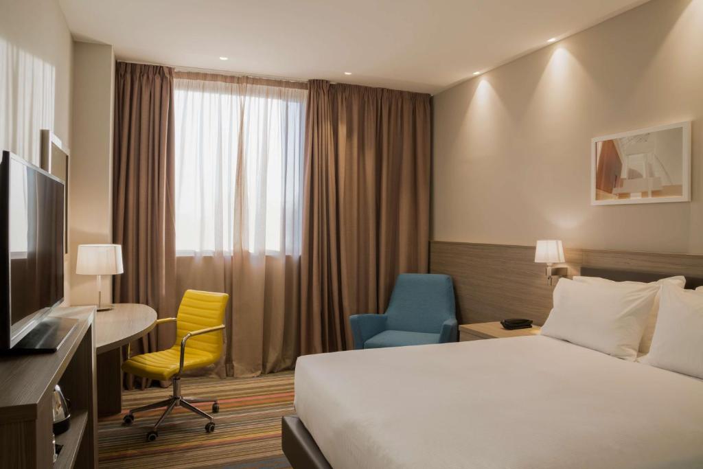 TV a/nebo společenská místnost v ubytování Hampton By Hilton Rome East