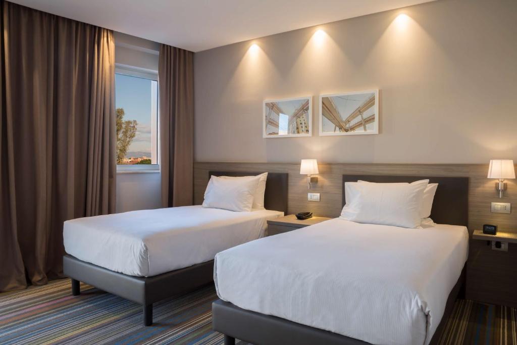 Postel nebo postele na pokoji v ubytování Hampton By Hilton Rome East