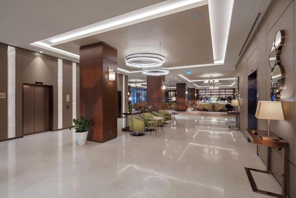 Posezení v ubytování DoubleTree By Hilton Skopje