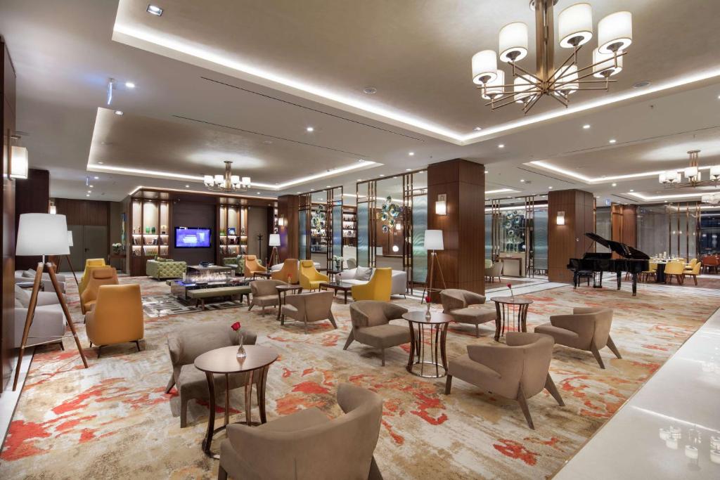 Posezení v ubytování DoubleTree By Hilton Skopje