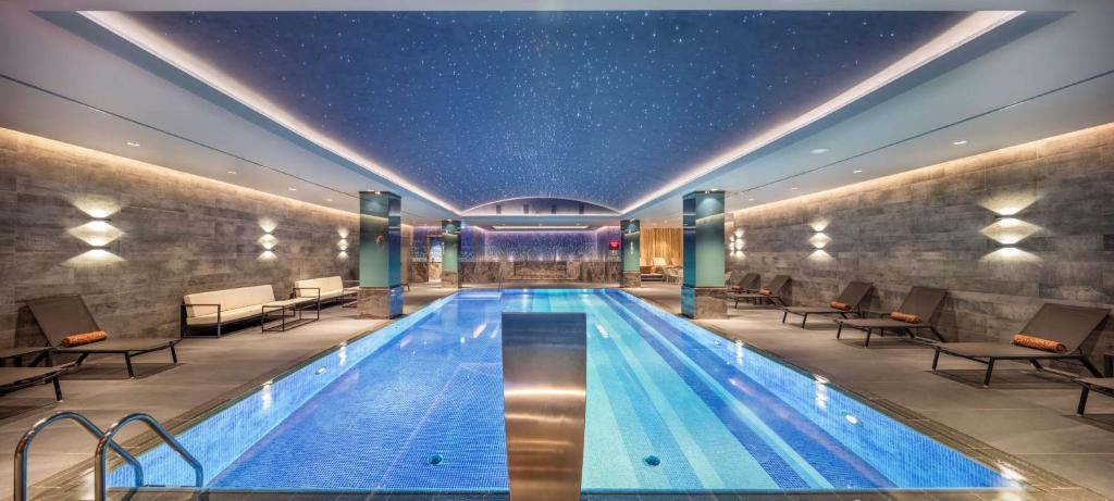 Bazén v ubytování DoubleTree By Hilton Skopje nebo v jeho okolí