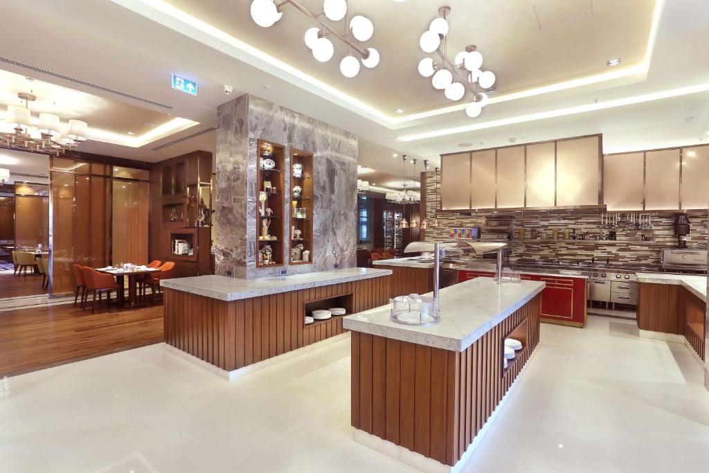 Kuchyň nebo kuchyňský kout v ubytování DoubleTree By Hilton Skopje