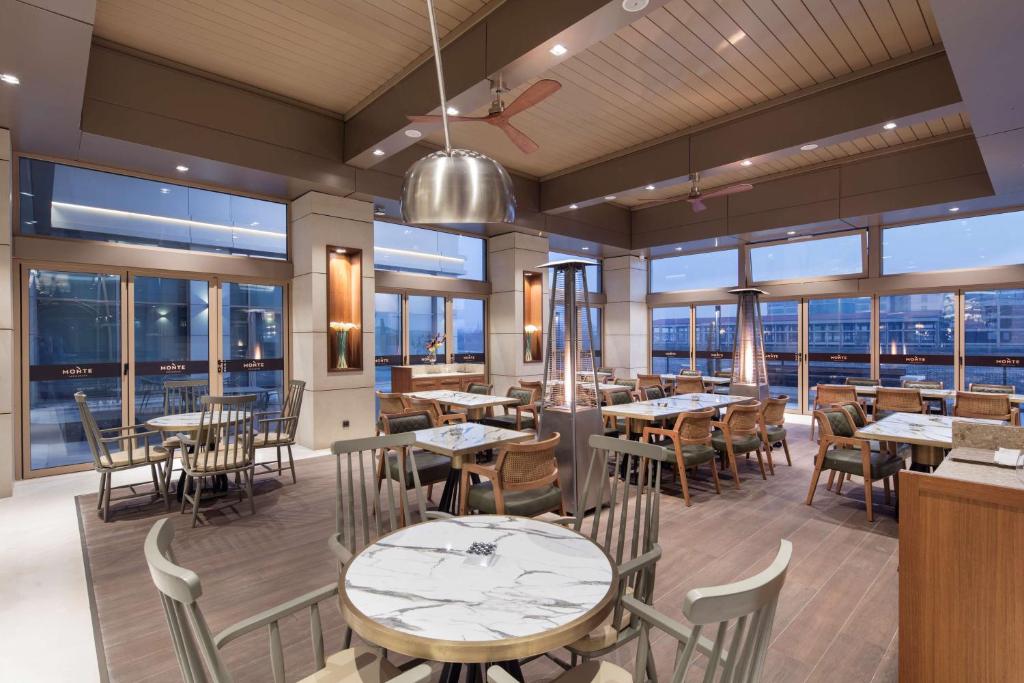 Restaurace v ubytování DoubleTree By Hilton Skopje