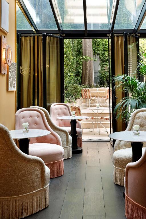 Uma &aacute;rea de estar em Le Belgrand Hotel Paris Champs Elysees, Tapestry By Hilton