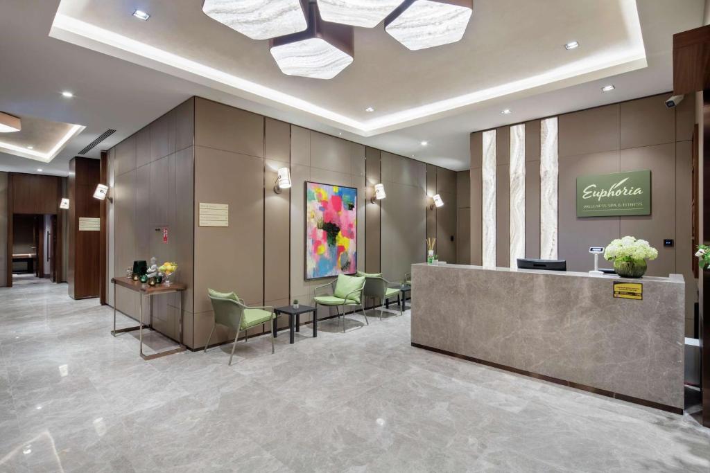 Posezení v ubytování DoubleTree By Hilton Skopje