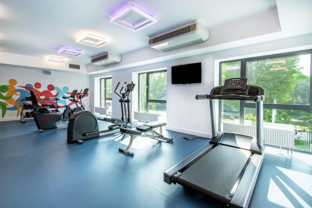 Posilňovňa alebo fitness centrum v ubytovaní Hampton by Hilton Oswiecim