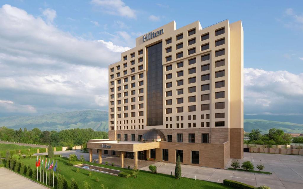 eine Ausstellung des Hilton Hotels in der Unterkunft Hilton Dushanbe in Duschanbe