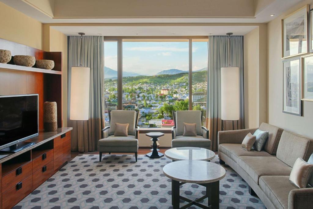 Nespecifikovaný výhled na hory nebo výhled na hory při pohledu z hotelu