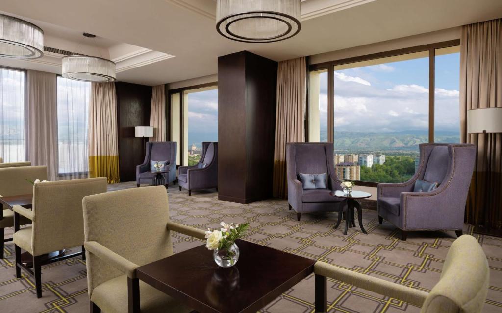 Nespecifikovaný výhled na hory nebo výhled na hory při pohledu z hotelu