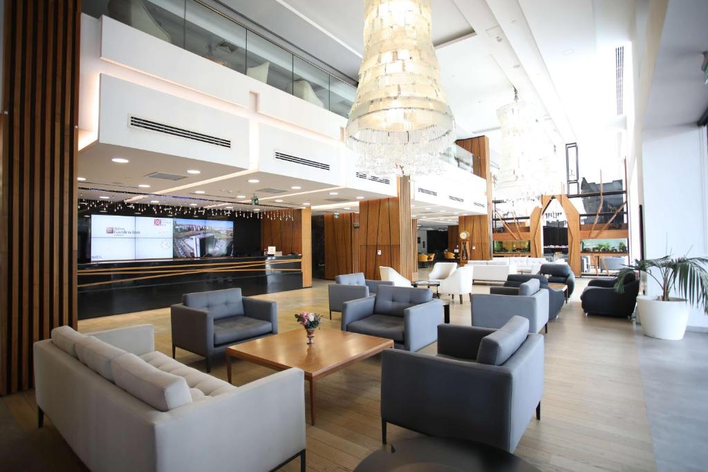 eine Lobby mit Sofas, Stühlen und einem Tisch in der Unterkunft Hilton Garden Inn Ankara Gimat in Ankara
